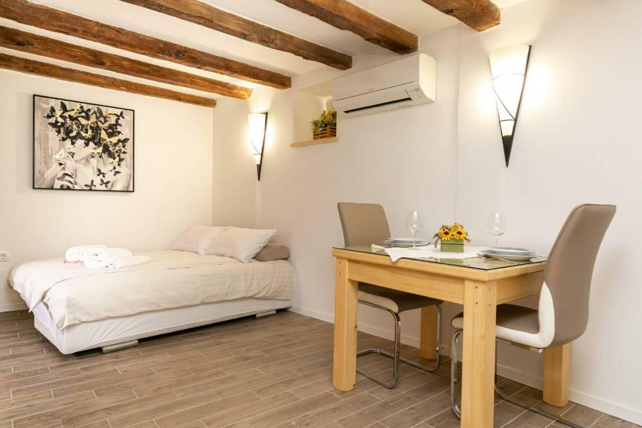 Studio Apartman Old Town โนวีวีโนดอลสกี ภายนอก รูปภาพ