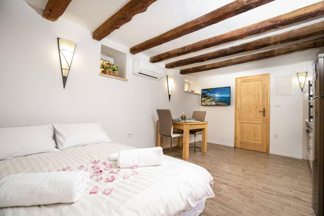 Studio Apartman Old Town โนวีวีโนดอลสกี ภายนอก รูปภาพ